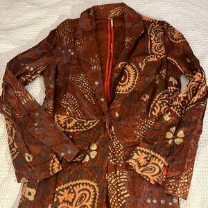 Long silky printed jacket.
